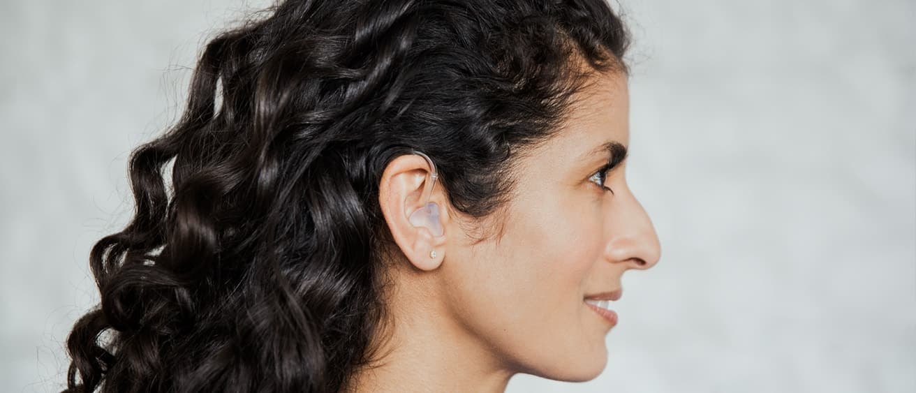 Oticon_Xceed_Woman_BTE SP_images_breaker_12col_1312x563_1910891